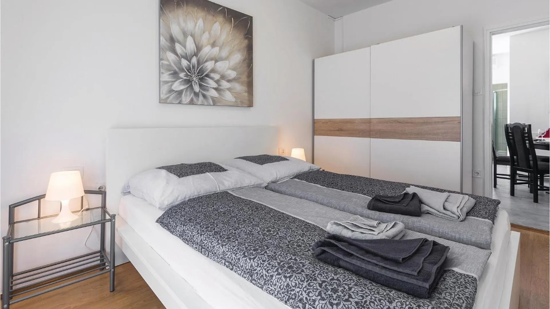 Lovely Apartment In Porec With Kitchen 0*,